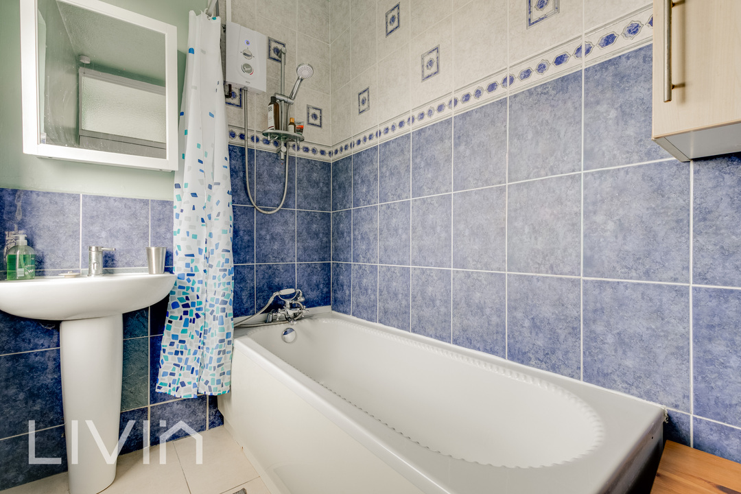 3 bed apartment for sale in Grange Road, London 9