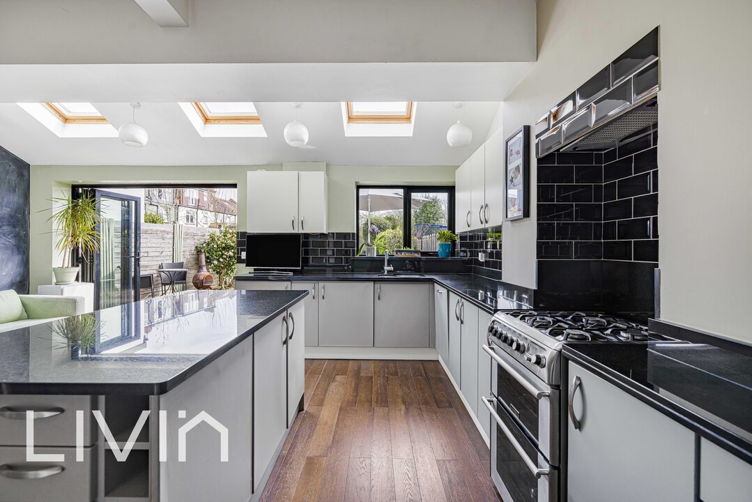 4 bed end of terrace house for sale in Ashburton Avenue, Croydon 7