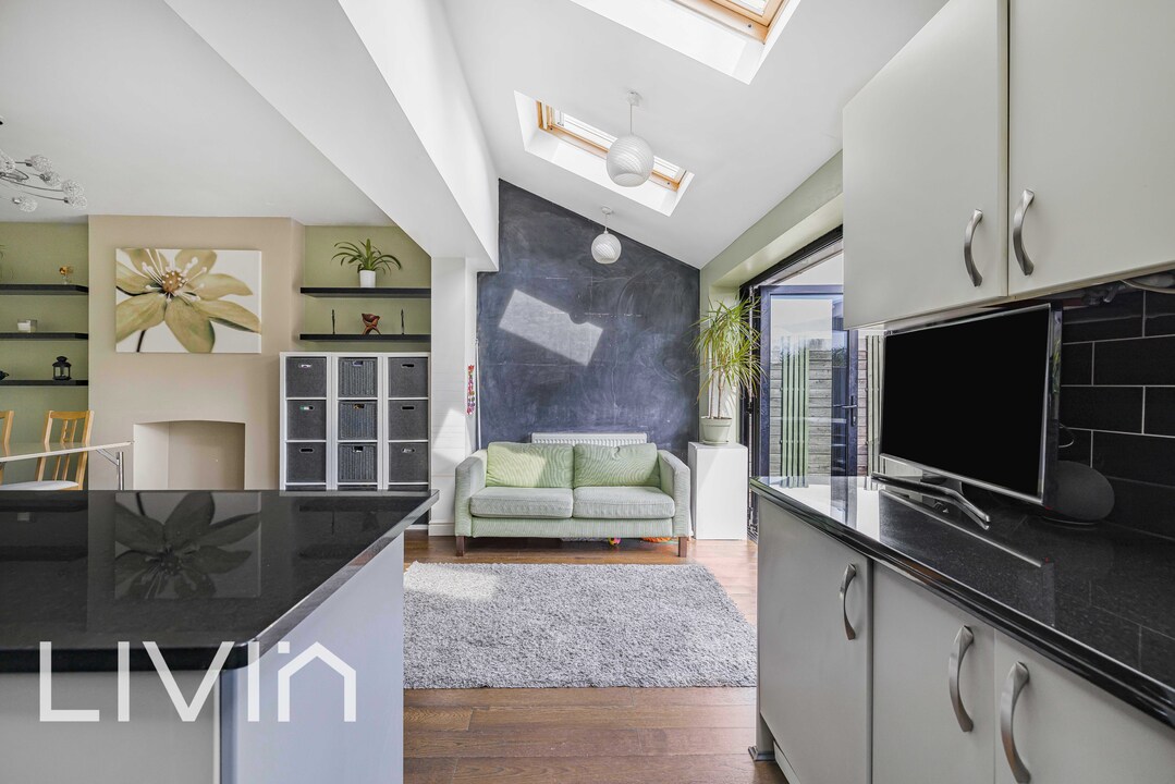 4 bed end of terrace house for sale in Ashburton Avenue, Croydon 8