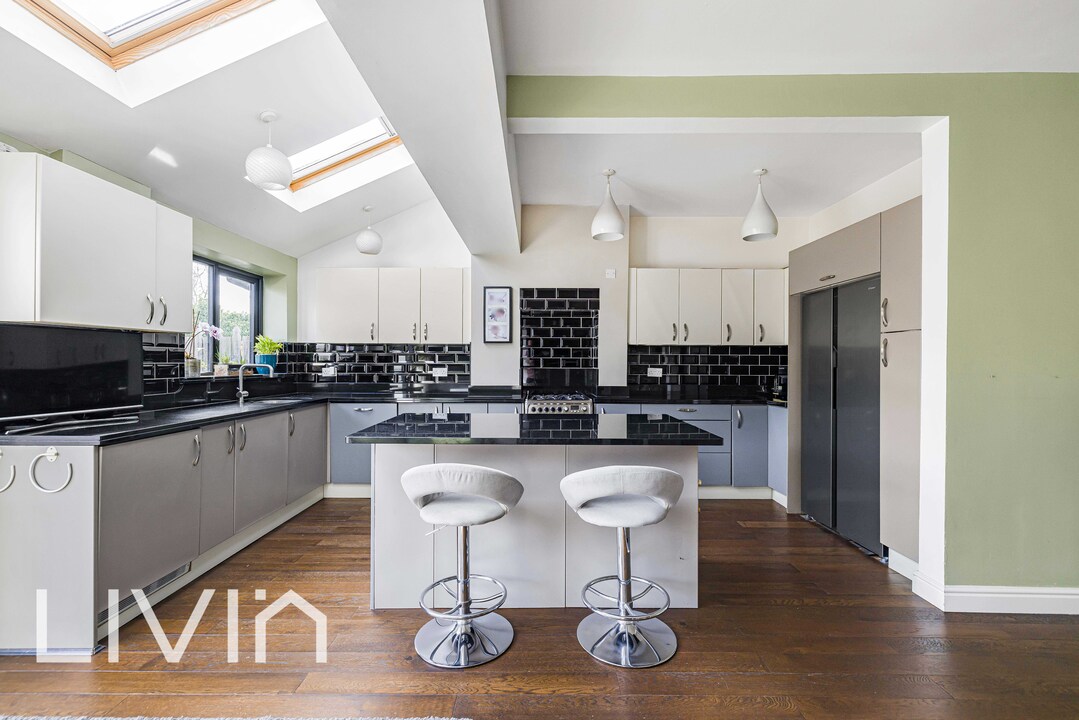 4 bed end of terrace house for sale in Ashburton Avenue, Croydon 9