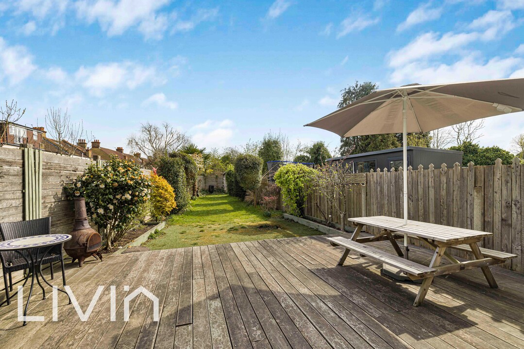 4 bed end of terrace house for sale in Ashburton Avenue, Croydon 10