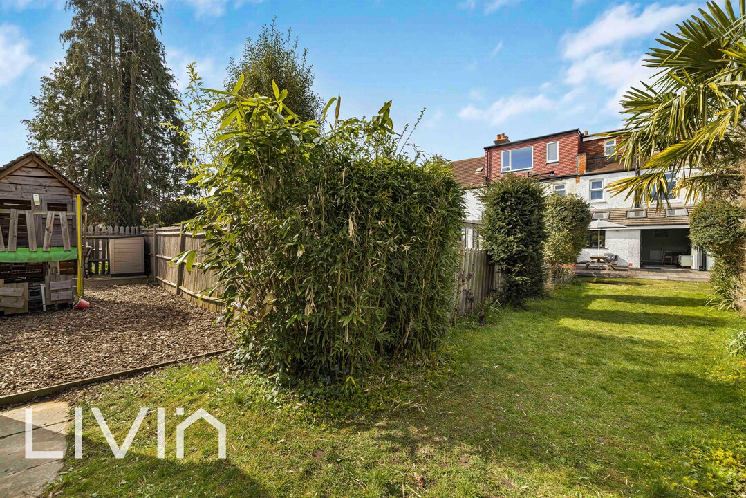 4 bed end of terrace house for sale in Ashburton Avenue, Croydon 12