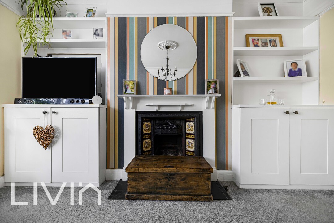 4 bed end of terrace house for sale in Ashburton Avenue, Croydon 4