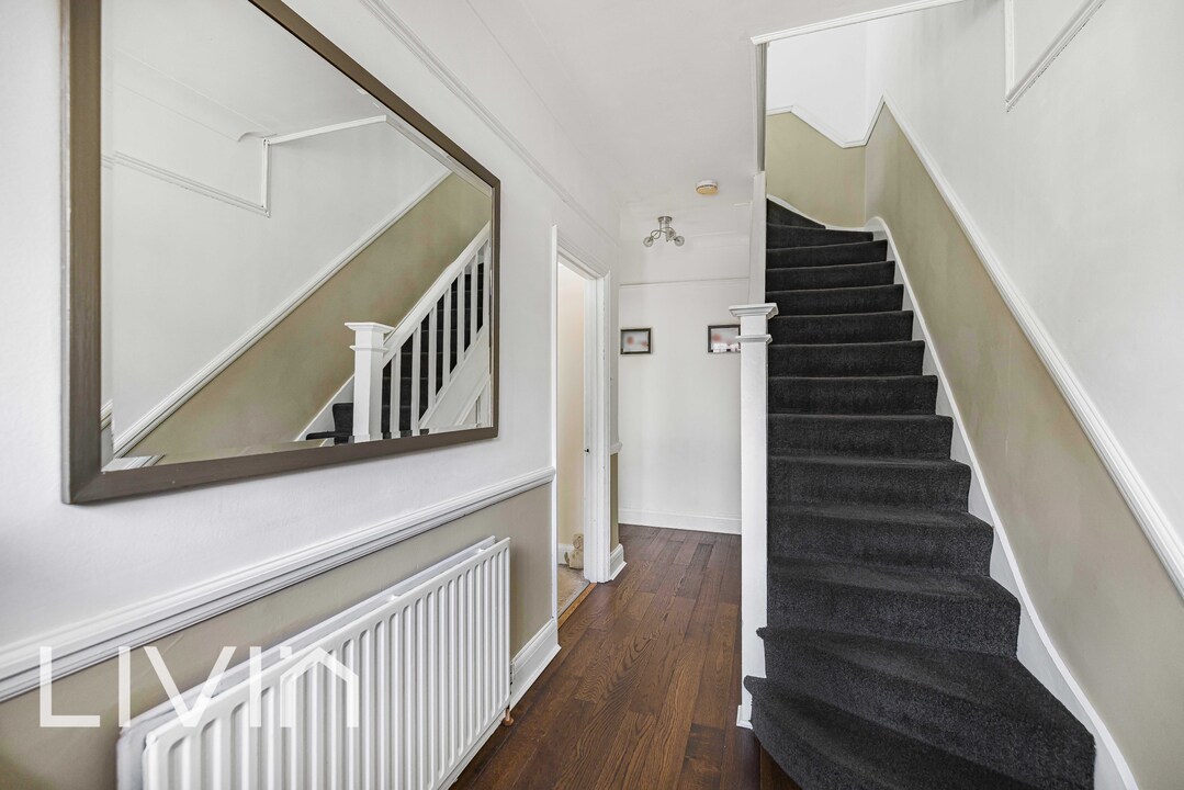 4 bed end of terrace house for sale in Ashburton Avenue, Croydon 17