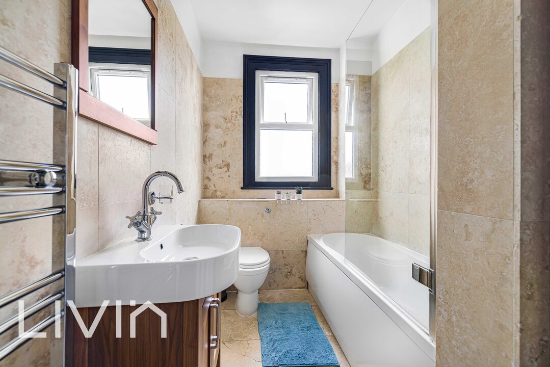 4 bed end of terrace house for sale in Ashburton Avenue, Croydon 19