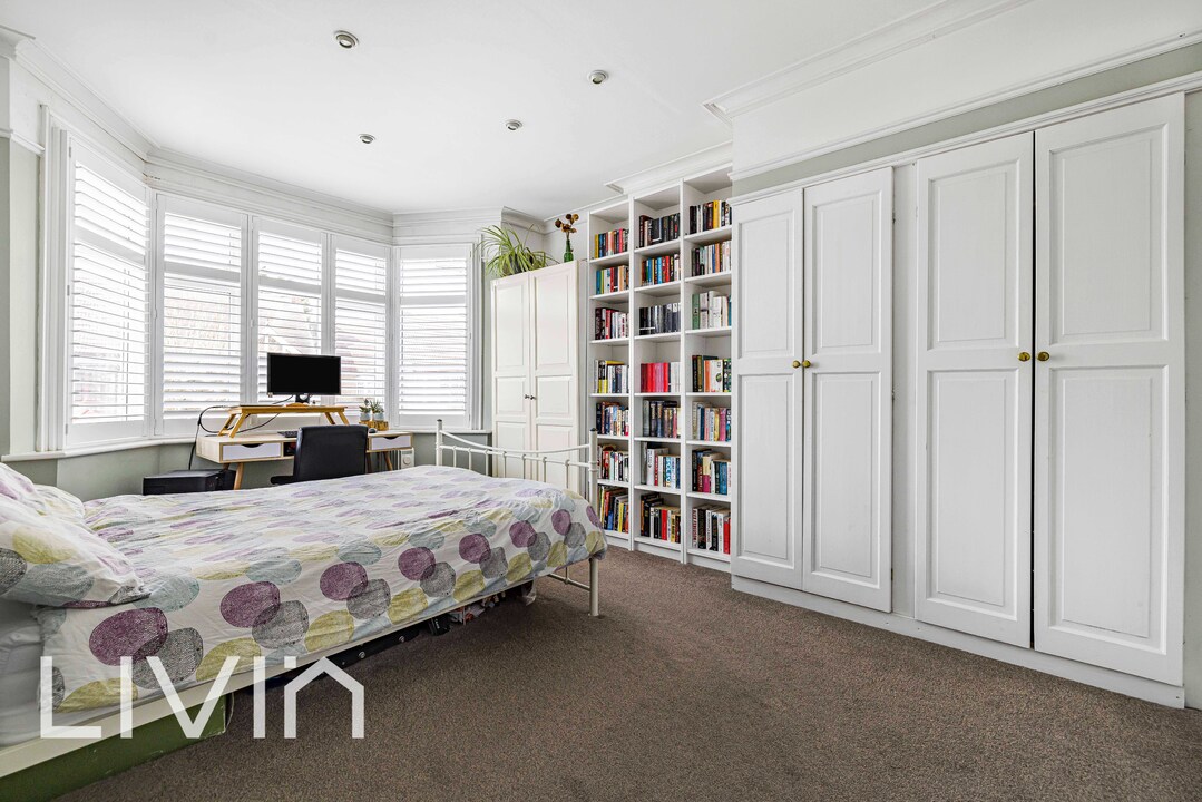 4 bed end of terrace house for sale in Ashburton Avenue, Croydon 18