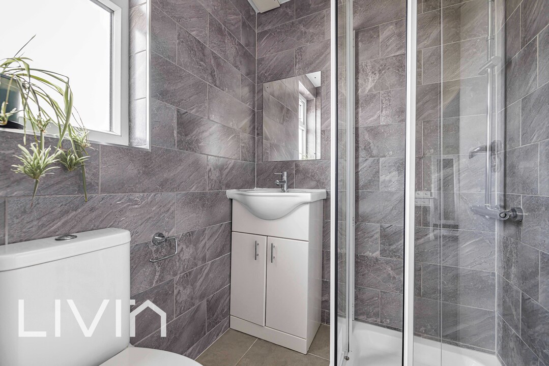 4 bed end of terrace house for sale in Ashburton Avenue, Croydon 25