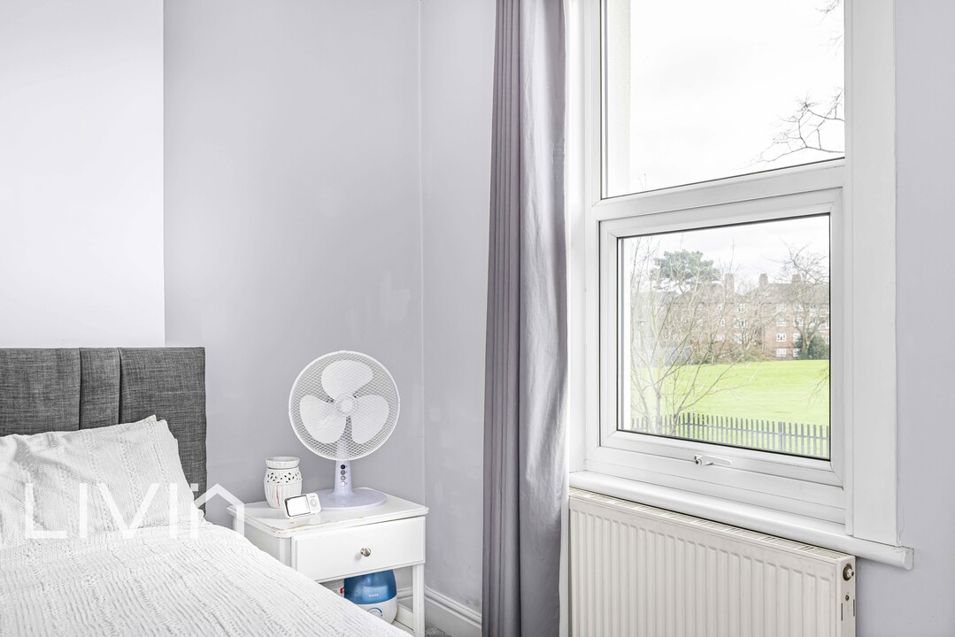 2 bed end of terrace house for sale in Ravenswood Road, Croydon 12