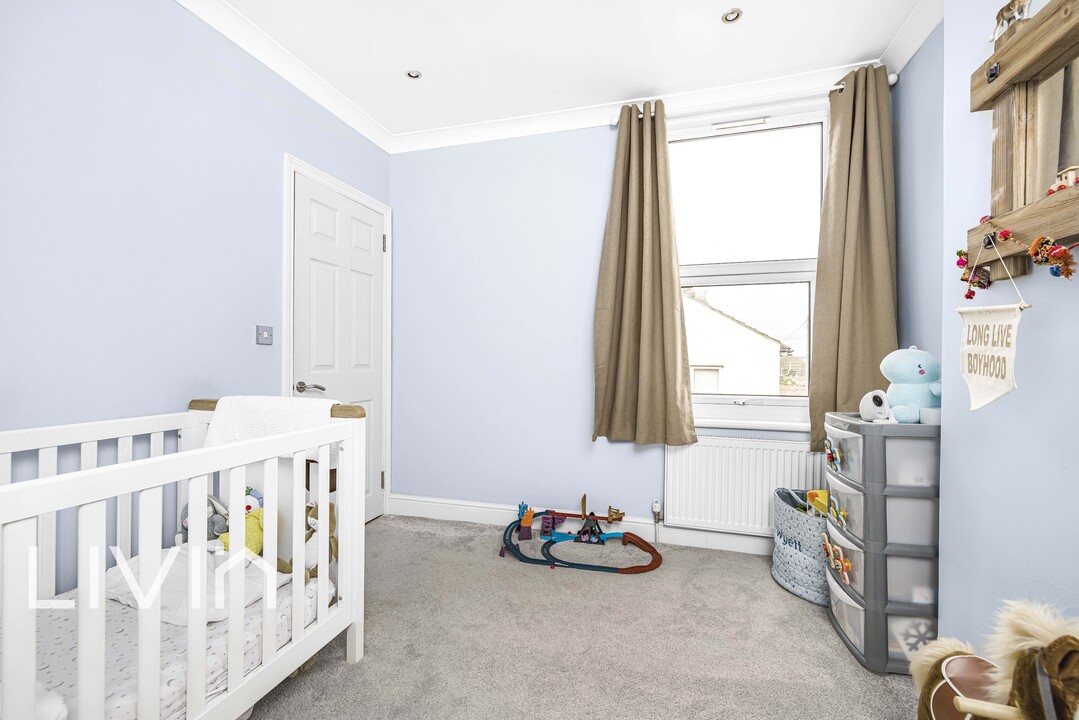 2 bed end of terrace house for sale in Ravenswood Road, Croydon 15