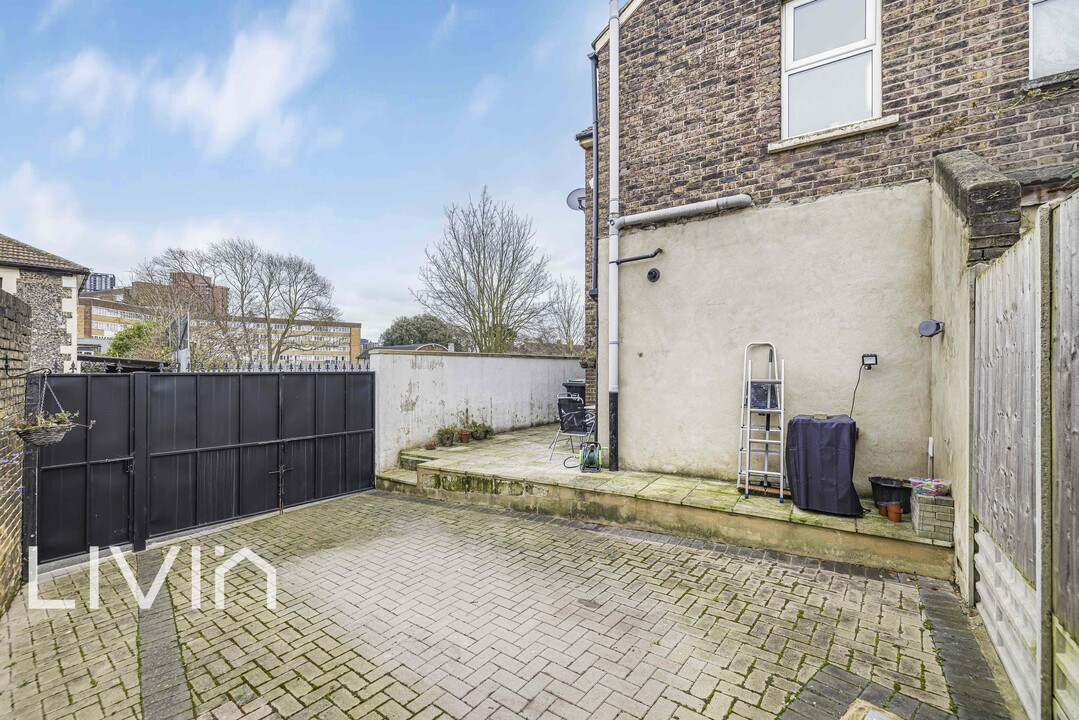 2 bed end of terrace house for sale in Ravenswood Road, Croydon 19