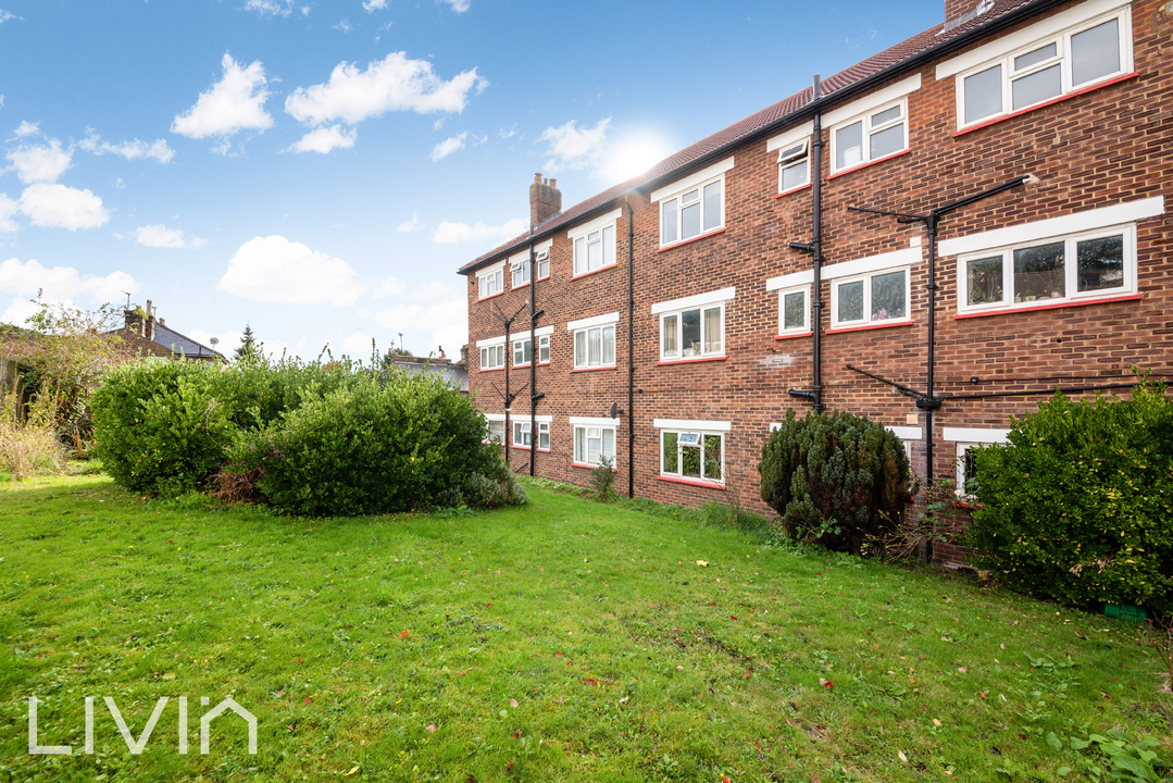 2 bed apartment to rent in Selsdon Road, South Croydon 8