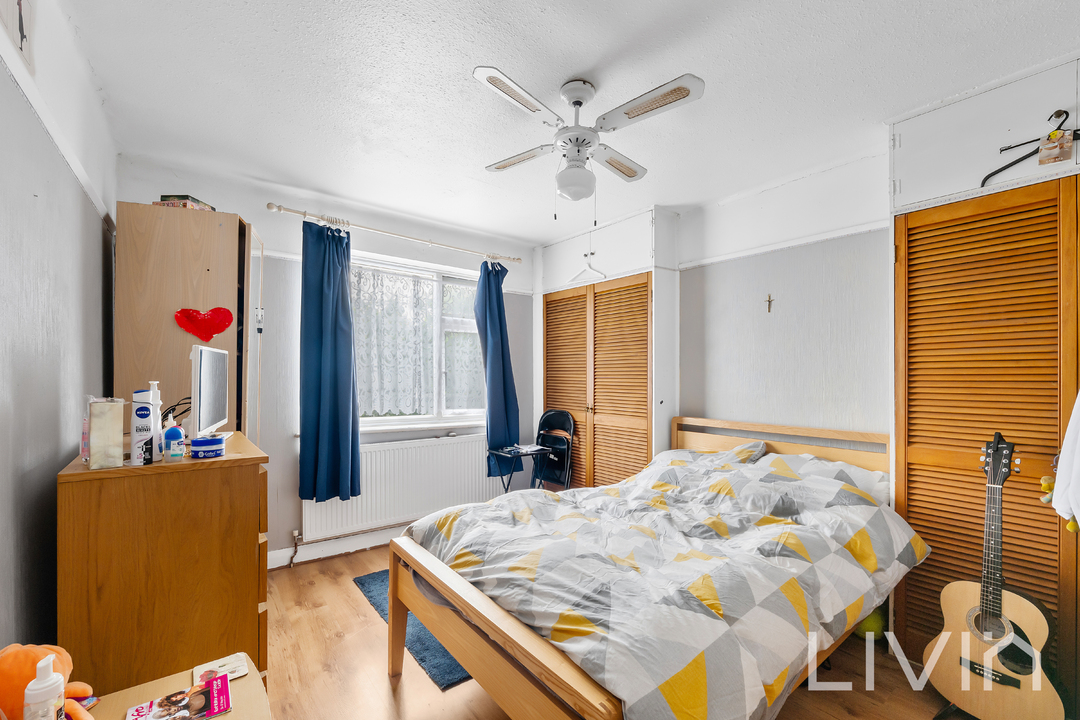 3 bed end of terrace house for sale in Beddington Lane, Croydon 12