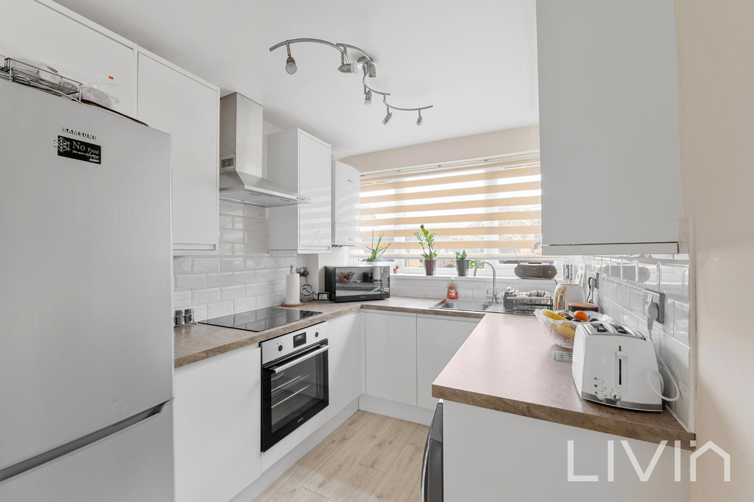 3 bed end of terrace house for sale in Beddington Lane, Croydon 1