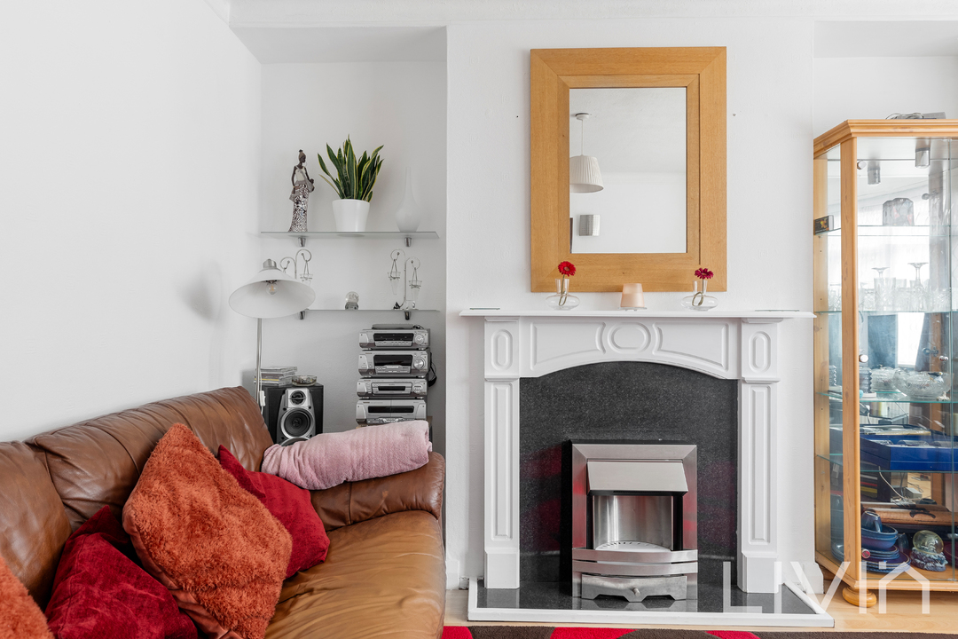 3 bed end of terrace house for sale in Beddington Lane, Croydon 3