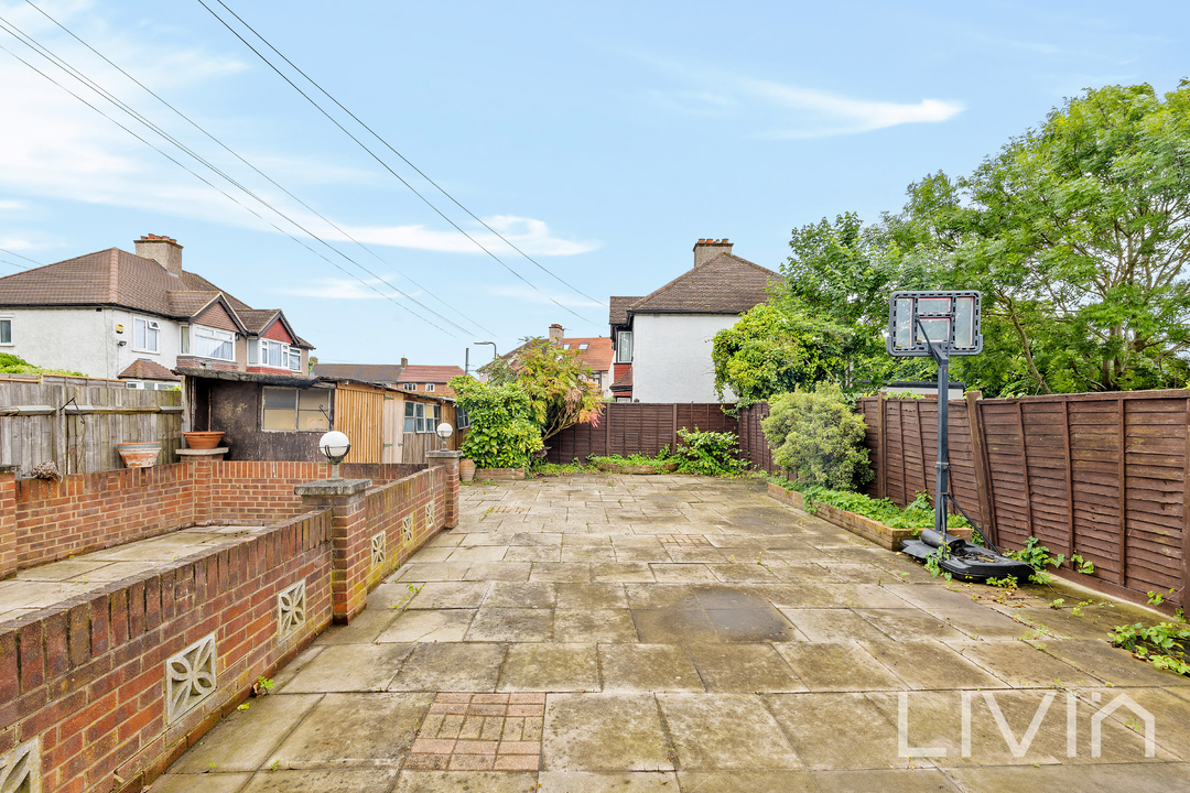3 bed end of terrace house for sale in Beddington Lane, Croydon 7