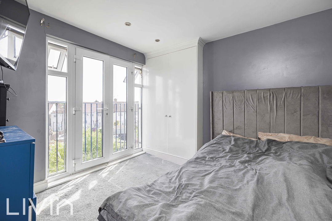 5 bed end of terrace house for sale in Almond Way, Mitcham  - Property Image 10