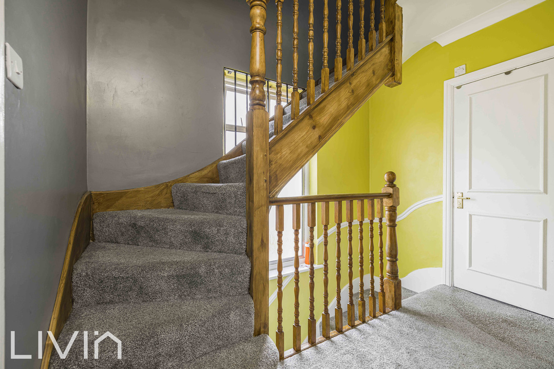 5 bed end of terrace house for sale in Almond Way, Mitcham  - Property Image 8