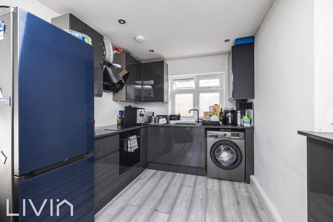5 bed end of terrace house for sale in Almond Way, Mitcham  - Property Image 5