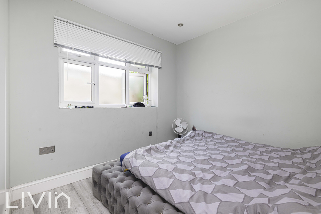 5 bed end of terrace house for sale in Almond Way, Mitcham  - Property Image 19