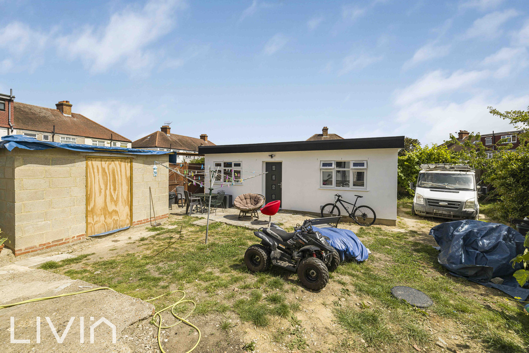 5 bed end of terrace house for sale in Almond Way, Mitcham  - Property Image 7