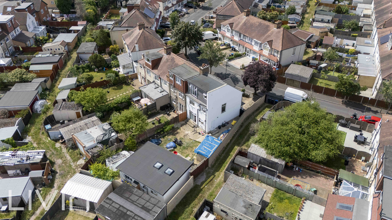 5 bed end of terrace house for sale in Almond Way, Mitcham  - Property Image 23