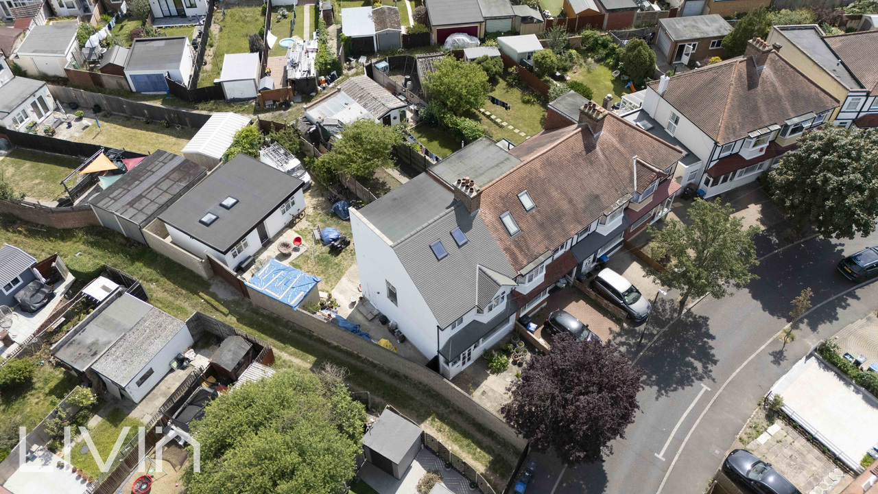 5 bed end of terrace house for sale in Almond Way, Mitcham  - Property Image 3