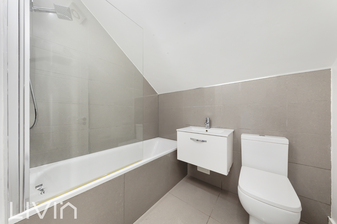 2 bed apartment to rent in Waddon Road, Croydon 9