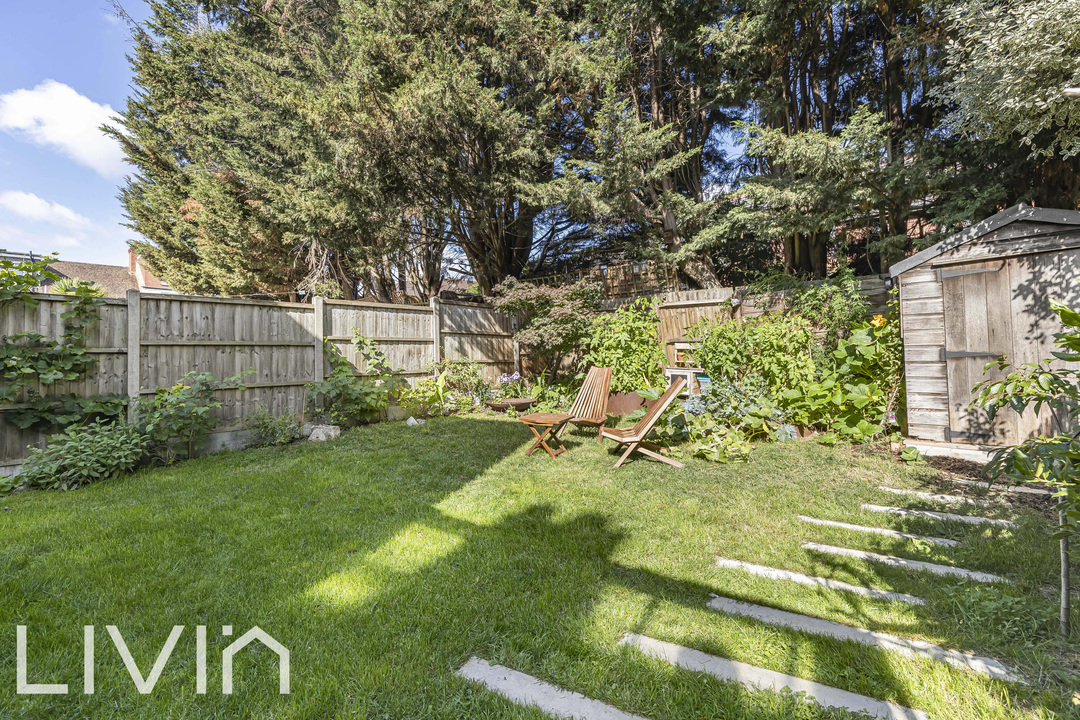 2 bed maisonette for sale in The Gardens, London  - Property Image 18