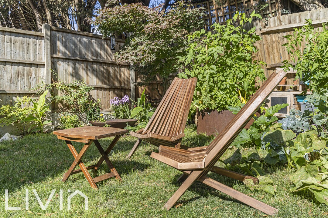 2 bed maisonette for sale in The Gardens, London 12