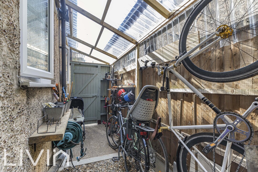 2 bed maisonette for sale in The Gardens, London 13