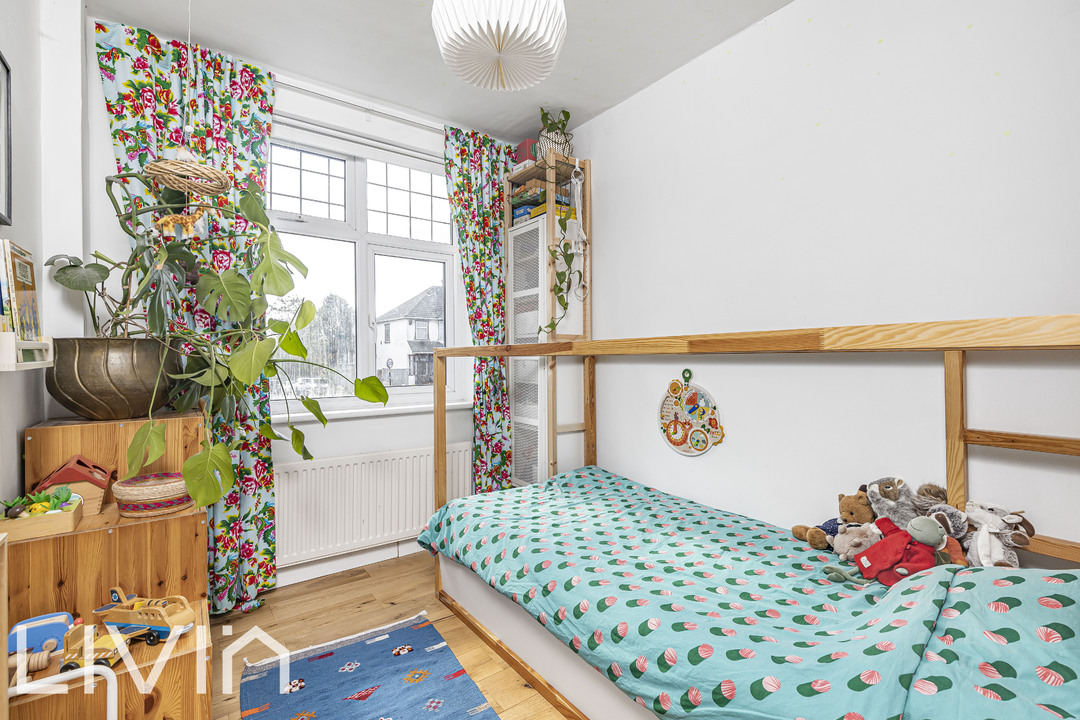 2 bed maisonette for sale in The Gardens, London 15