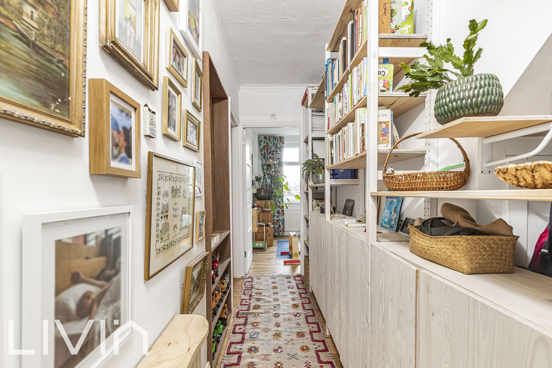 2 bed maisonette for sale in The Gardens, London 11