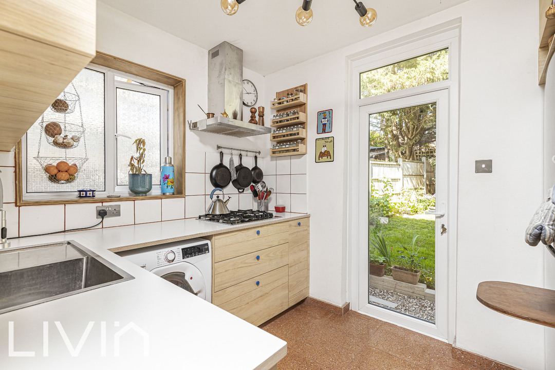 2 bed maisonette for sale in The Gardens, London 5