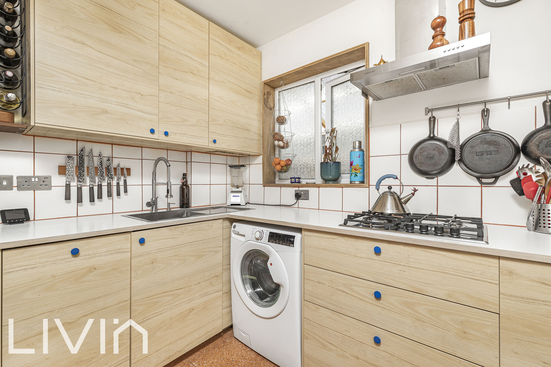 2 bed maisonette for sale in The Gardens, London 4