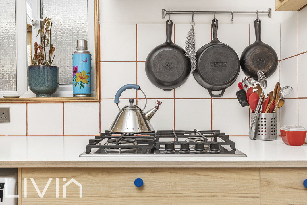 2 bed maisonette for sale in The Gardens, London 19