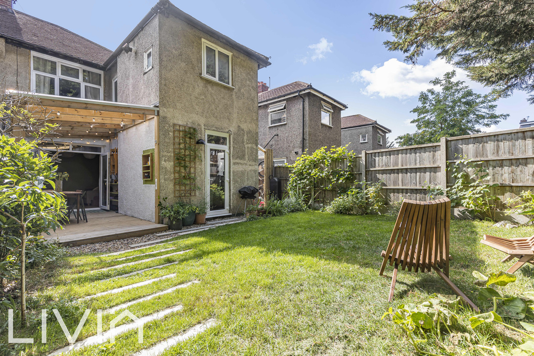 2 bed maisonette for sale in The Gardens, London 9