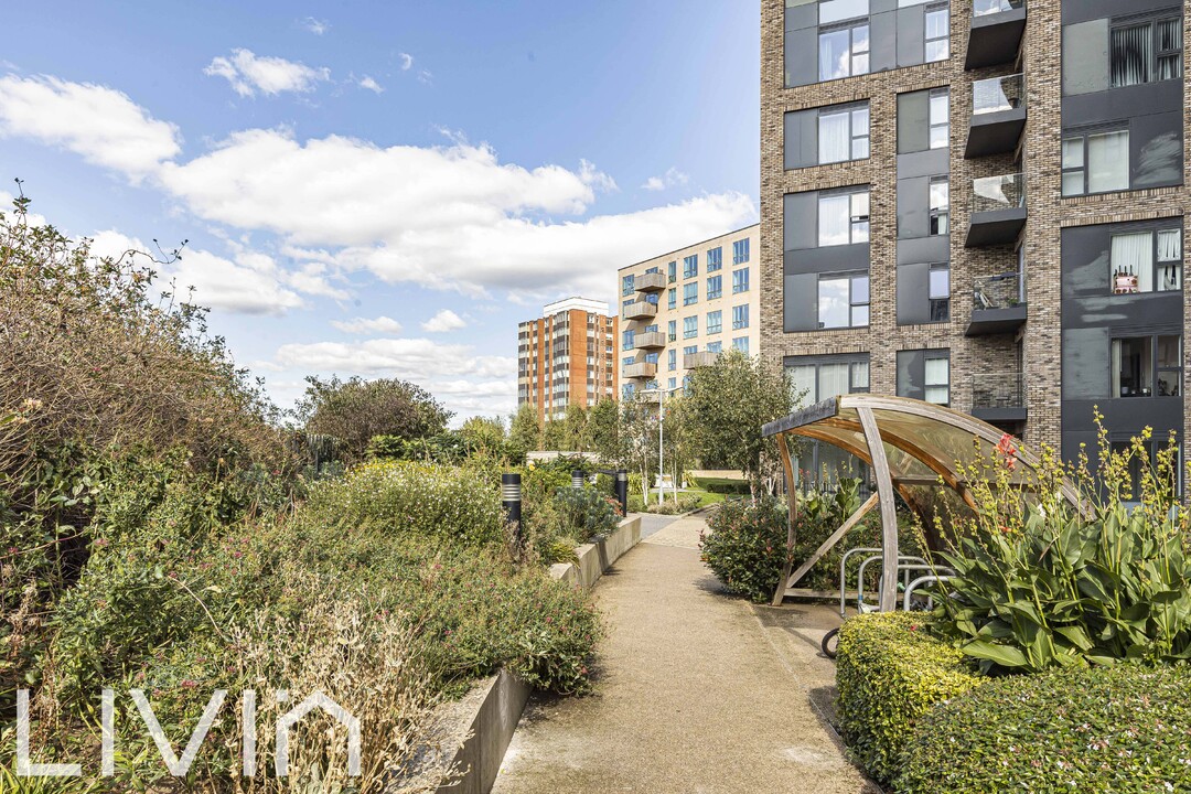 1 bed apartment for sale in Cherry Orchard Road, Croydon 11