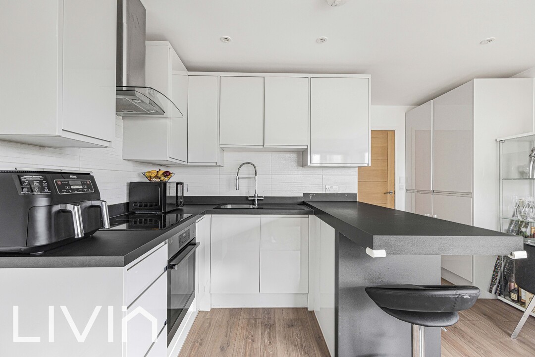 3 bed apartment to rent in Canmore Court, Croydon  - Property Image 5