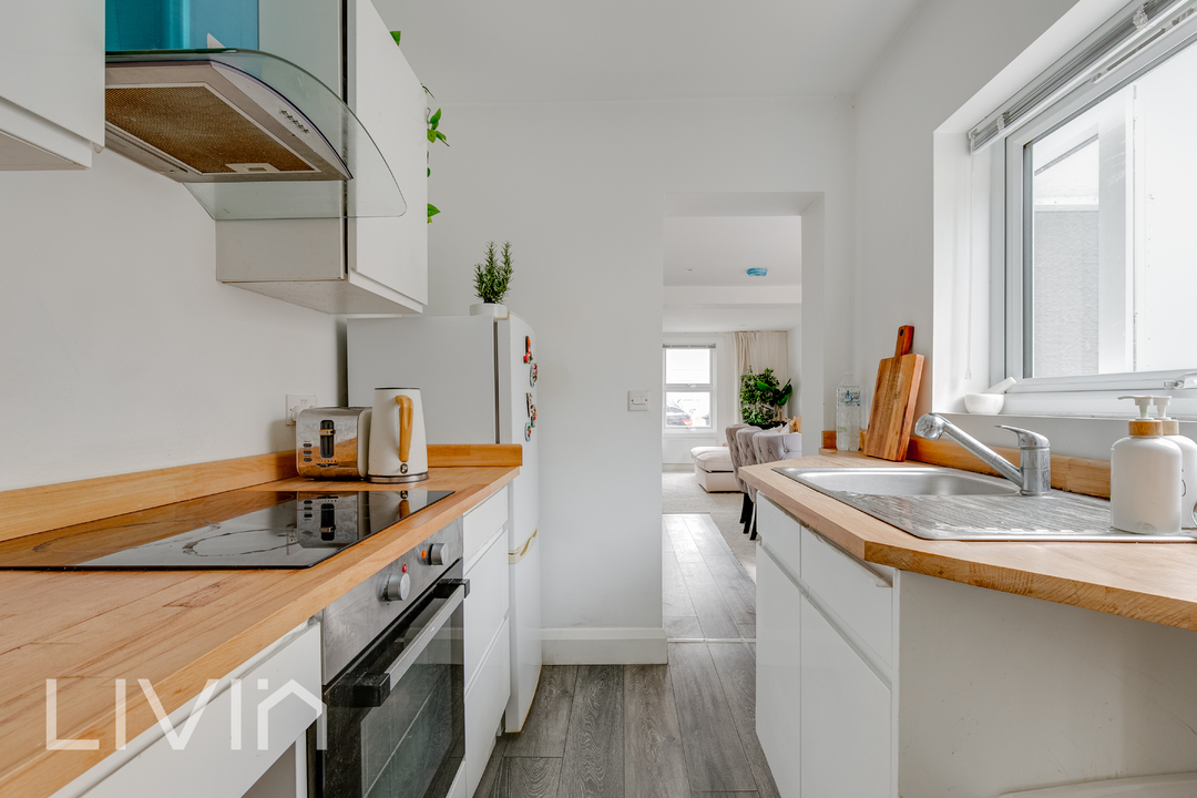 2 bed end of terrace house for sale in Queen Street, CROYDON 6