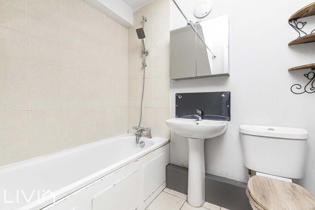 2 bed apartment to rent in Whitehorse Road, Croydon 12