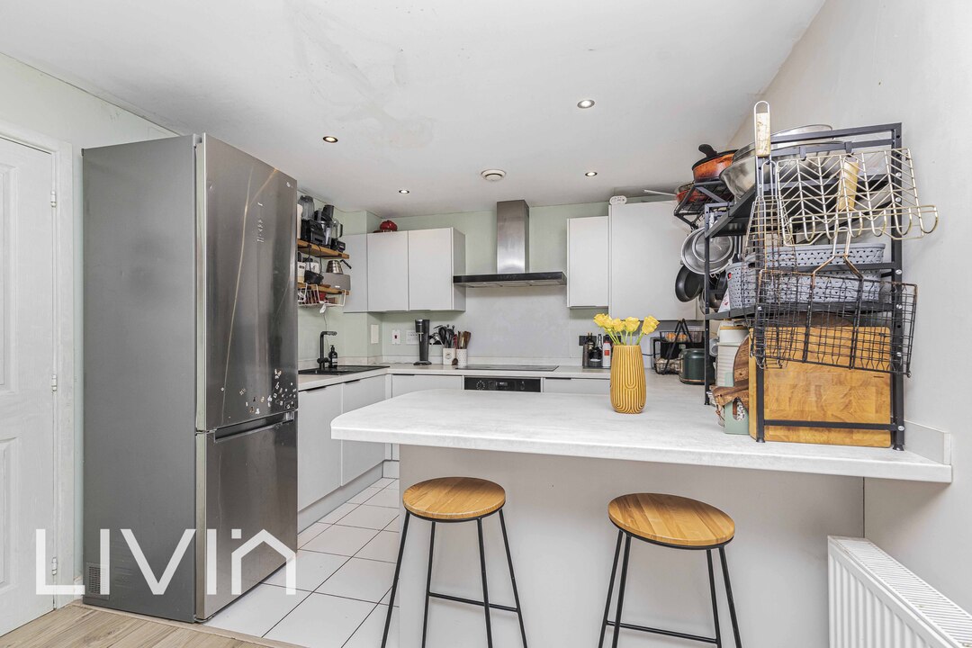 2 bed apartment for sale in Worcester Close, London  - Property Image 3