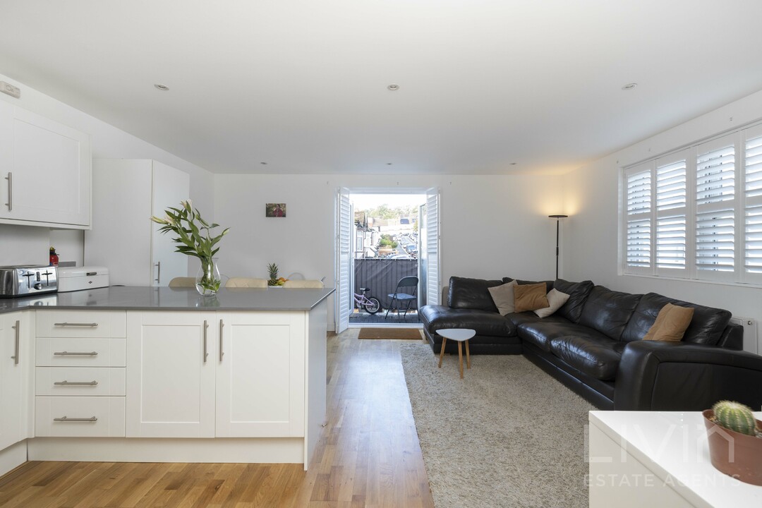 2 bed apartment for sale in Whitehorse Lane, London  - Property Image 4
