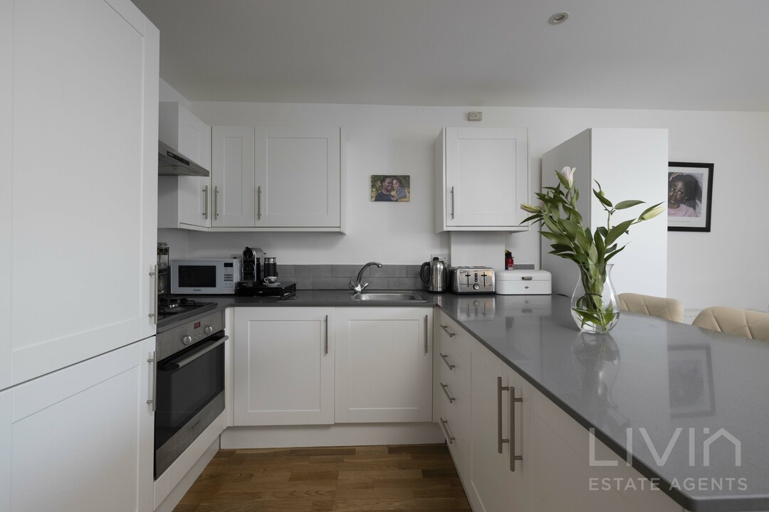2 bed apartment for sale in Whitehorse Lane, South Norwood 6