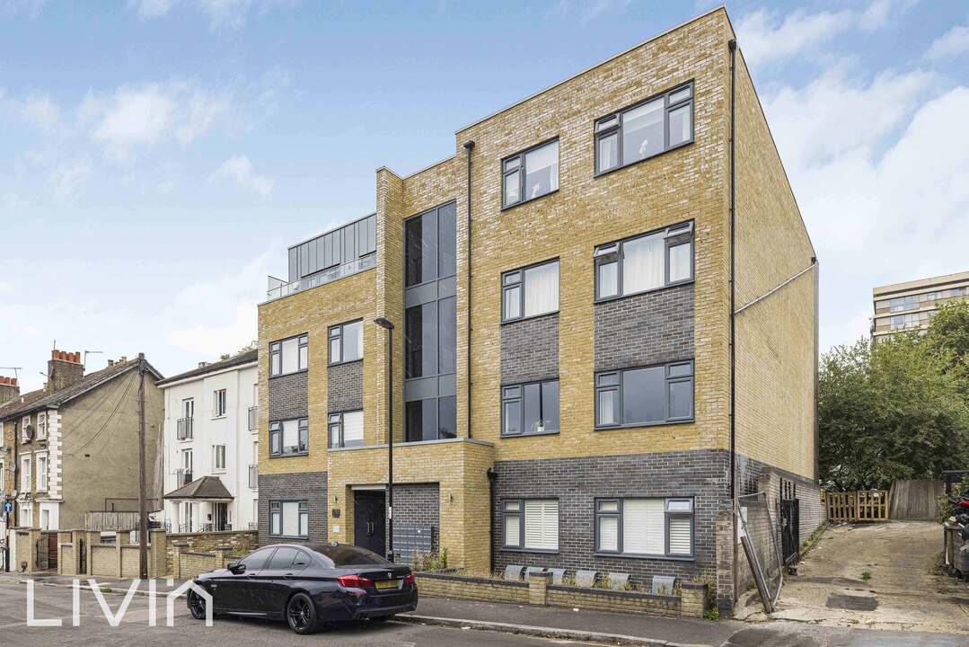 2 bed apartment to rent in Montague Road, Croydon 1