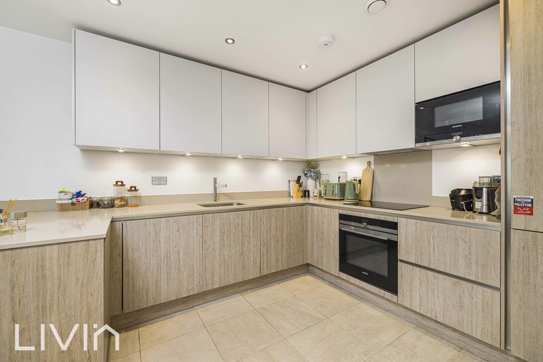 2 bed apartment to rent in Montague Road, Croydon 9