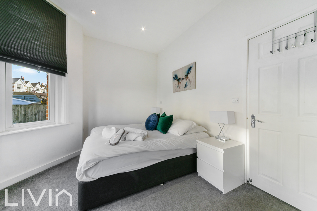 1 bed apartment for sale in Woodstock Road, Croydon 6