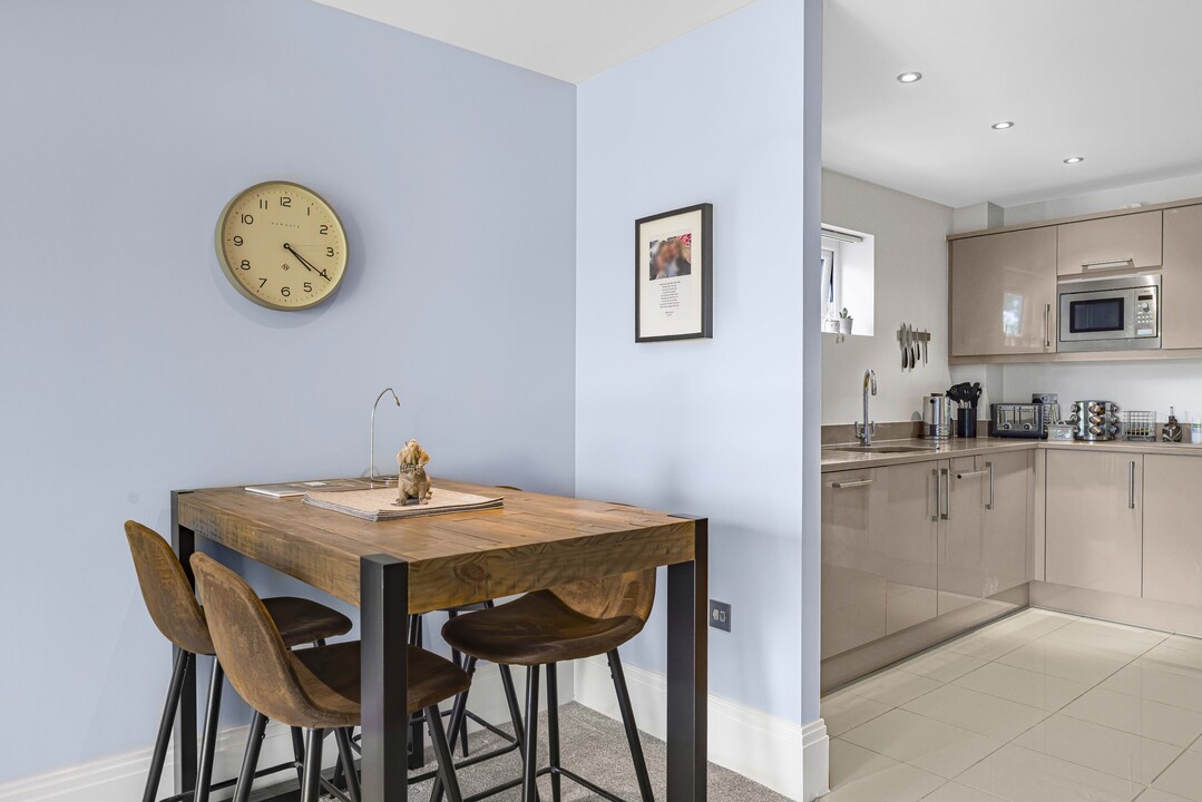 2 bed apartment for sale in Luca Court, Bromley 5