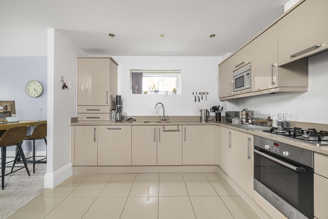 2 bed apartment for sale in Luca Court, Bromley 9