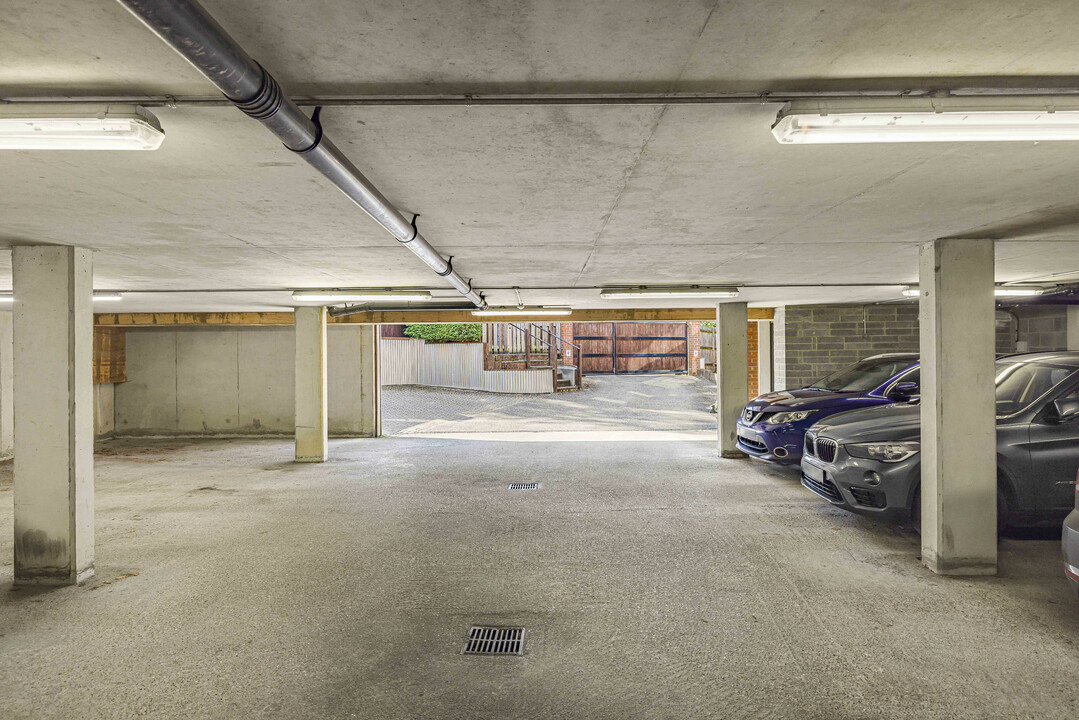 2 bed apartment for sale in Luca Court, Bromley 17