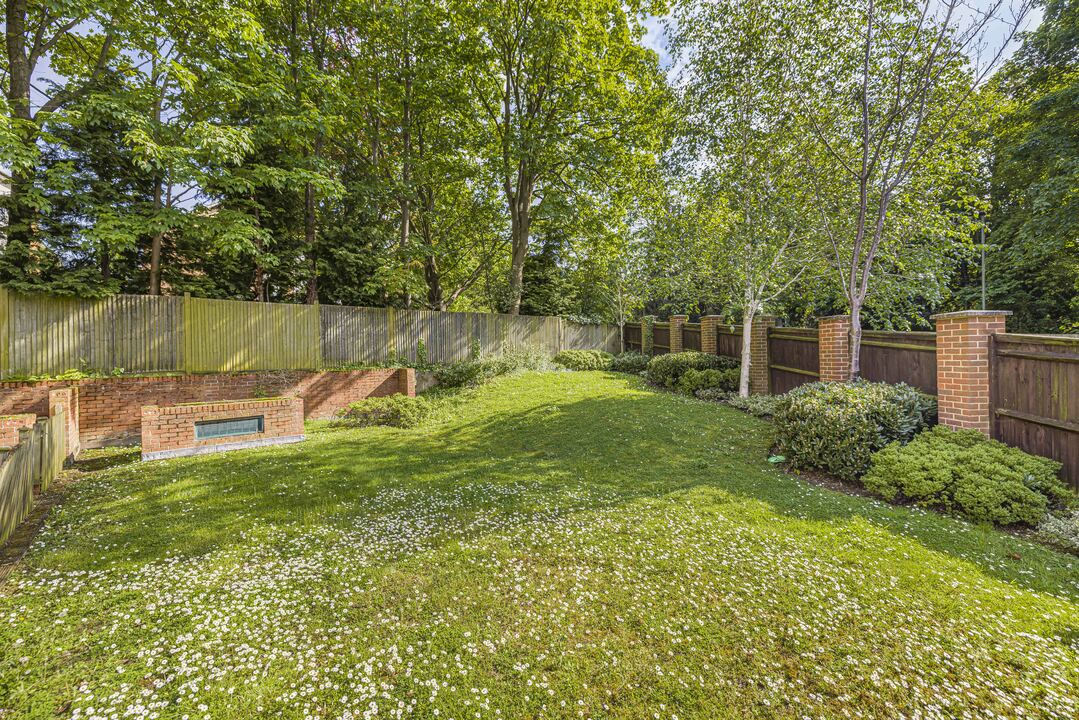 2 bed apartment for sale in Luca Court, Bromley 18